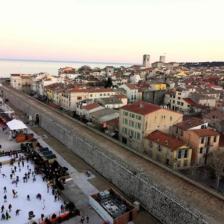 2p Dans Le Vieil Avec Balcon Sur La Marina 昂蒂布